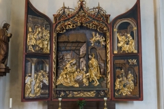 Flügelaltar im Presbyterium links mit der Geburtsszene Jesu als dominantes Motiv.